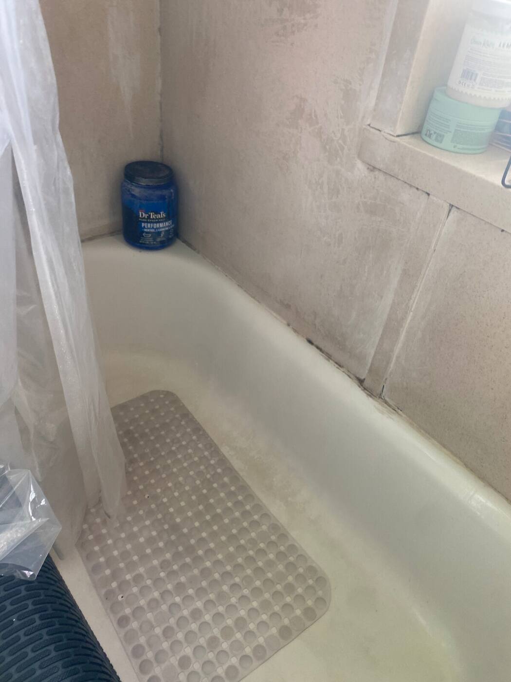 Banheira branca antes da limpeza profunda